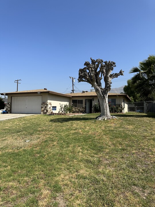 27720 14th St in Highland, CA - Foto de edificio