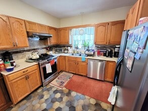 16 Leyden St, Unit 2 in Medford, MA - Foto de edificio - Building Photo