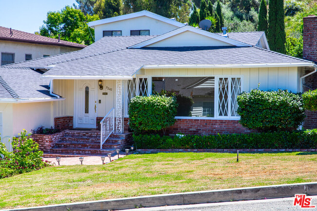 5242 Veronica St in Los Angeles, CA - Foto de edificio - Building Photo