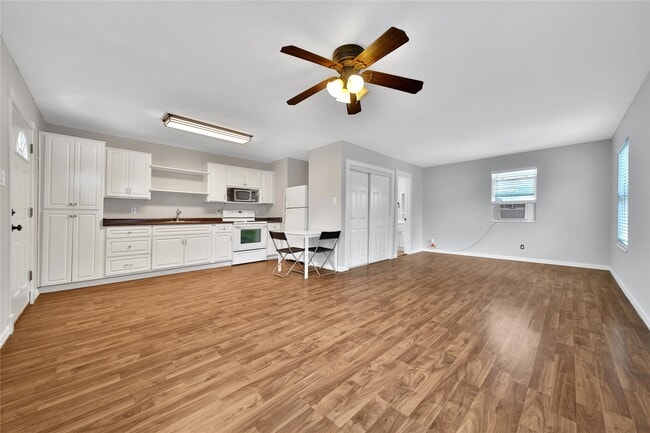 423 Pecore St in Houston, TX - Foto de edificio - Building Photo