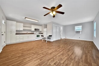 423 Pecore St in Houston, TX - Building Photo - Building Photo
