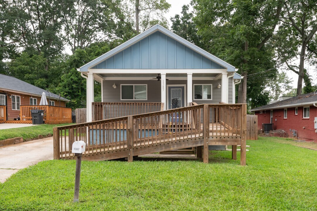 1387 Lyle Ave in East Point, GA - Building Photo