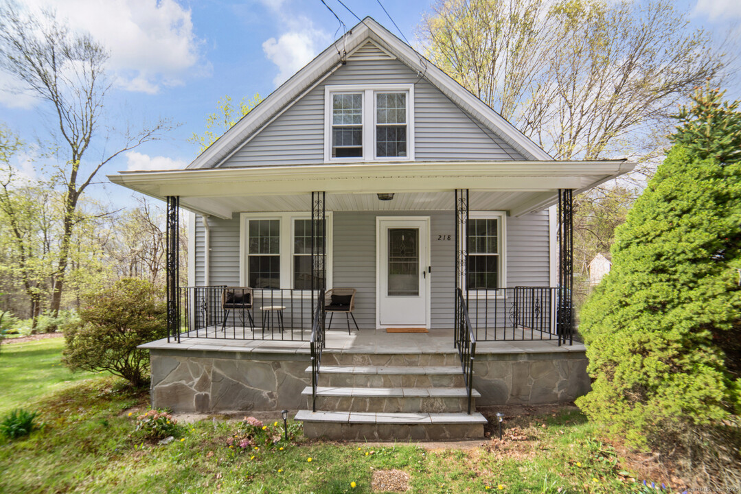 218 May St in Naugatuck, CT - Building Photo