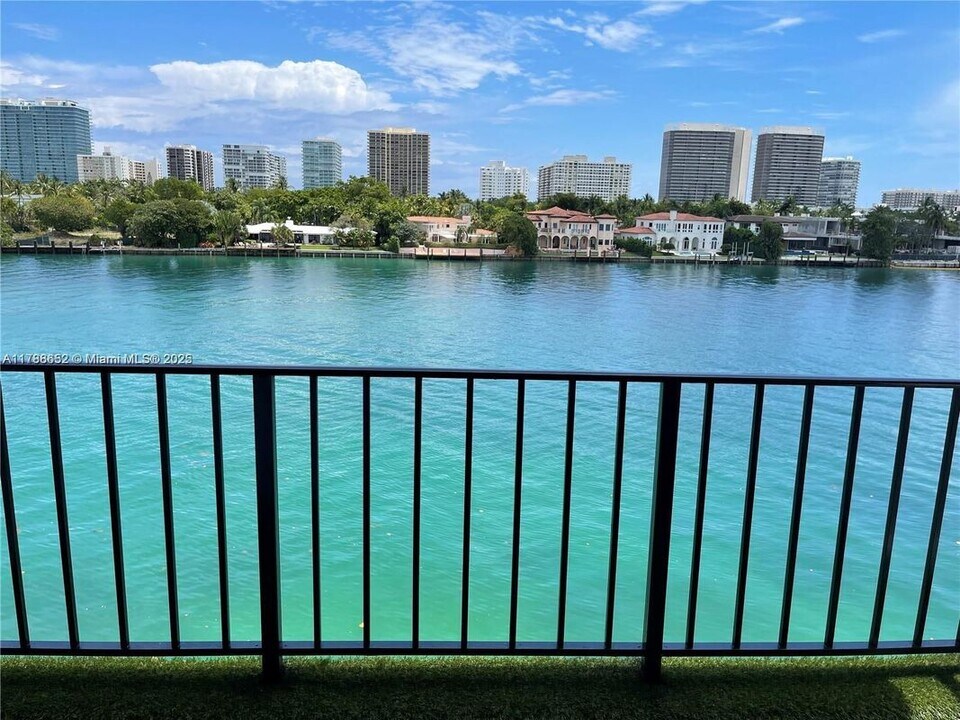 10101 E Bay Harbor Dr in Bay Harbor Islands, FL - Building Photo