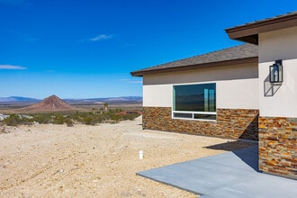10096 Glen Rd in California City, CA - Building Photo - Building Photo