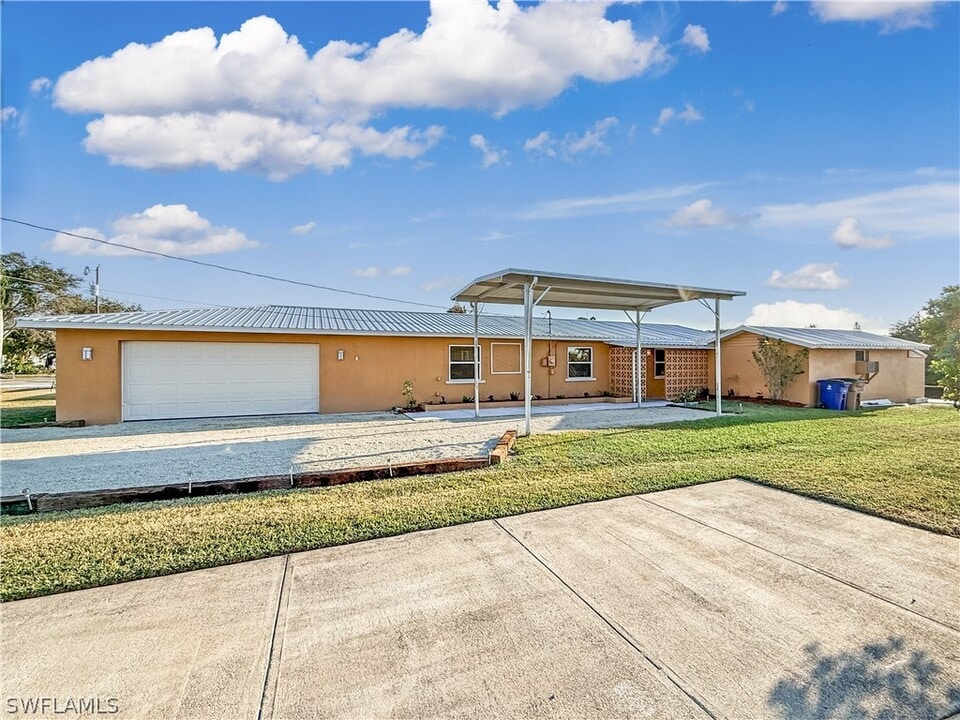 2115 St Croix Ave in Ft. Myers, FL - Building Photo