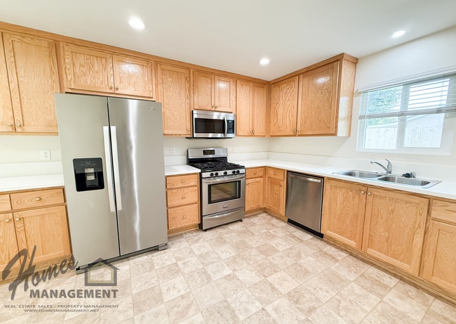 1034 N Ivy St in Escondido, CA - Foto de edificio - Building Photo