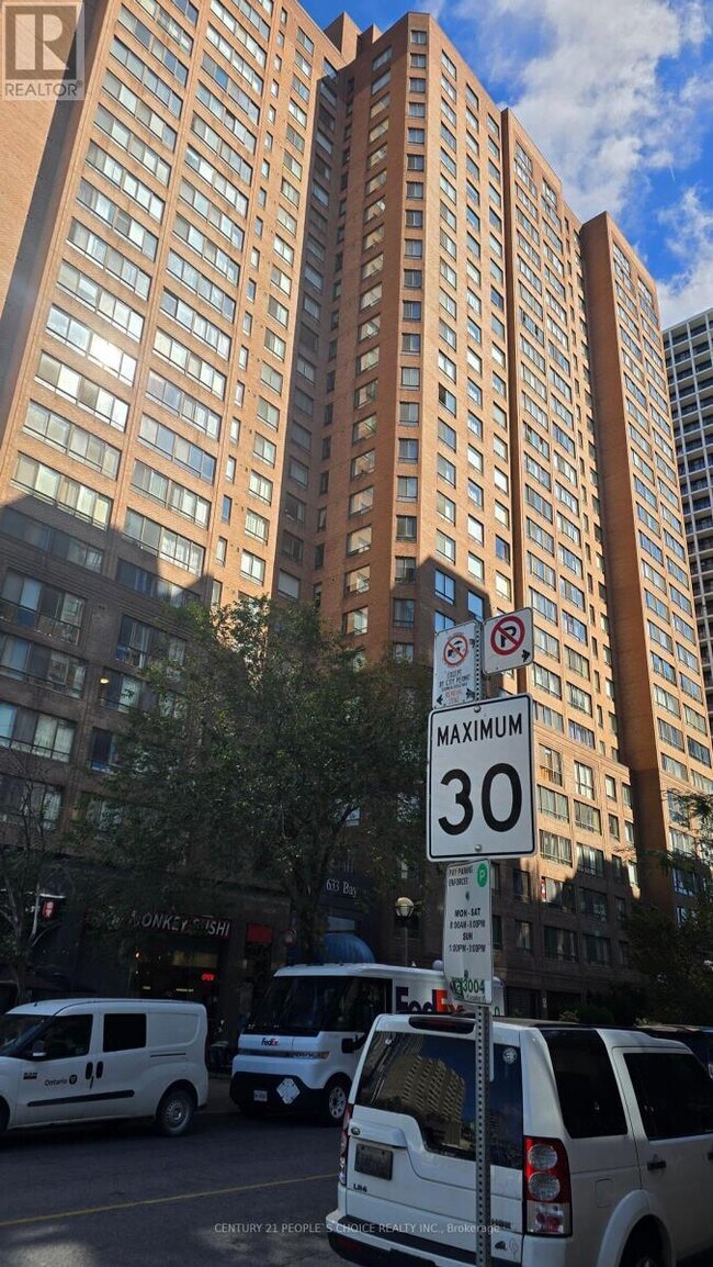 633-2633 Bay St. in Toronto, ON - Building Photo - Building Photo