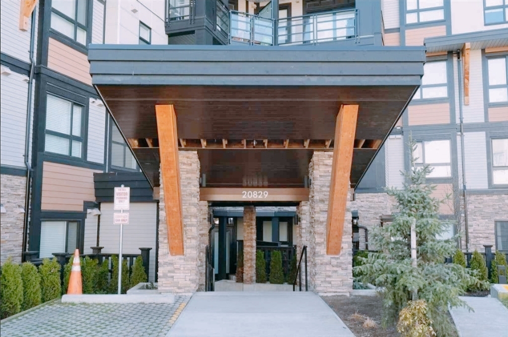 20829 77A Av in Langley, BC - Building Photo