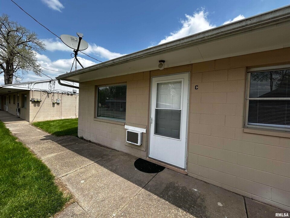 135 Shadoway Dr in East Peoria, IL - Building Photo