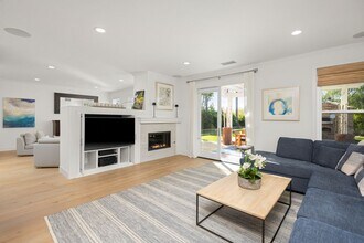 2215 Paseo Saucedal in Carlsbad, CA - Building Photo - Building Photo