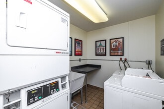 Candlelite Apartments in Milwaukee, WI - Foto de edificio - Interior Photo