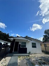 1445 NW 34th St in Miami, FL - Building Photo - Building Photo