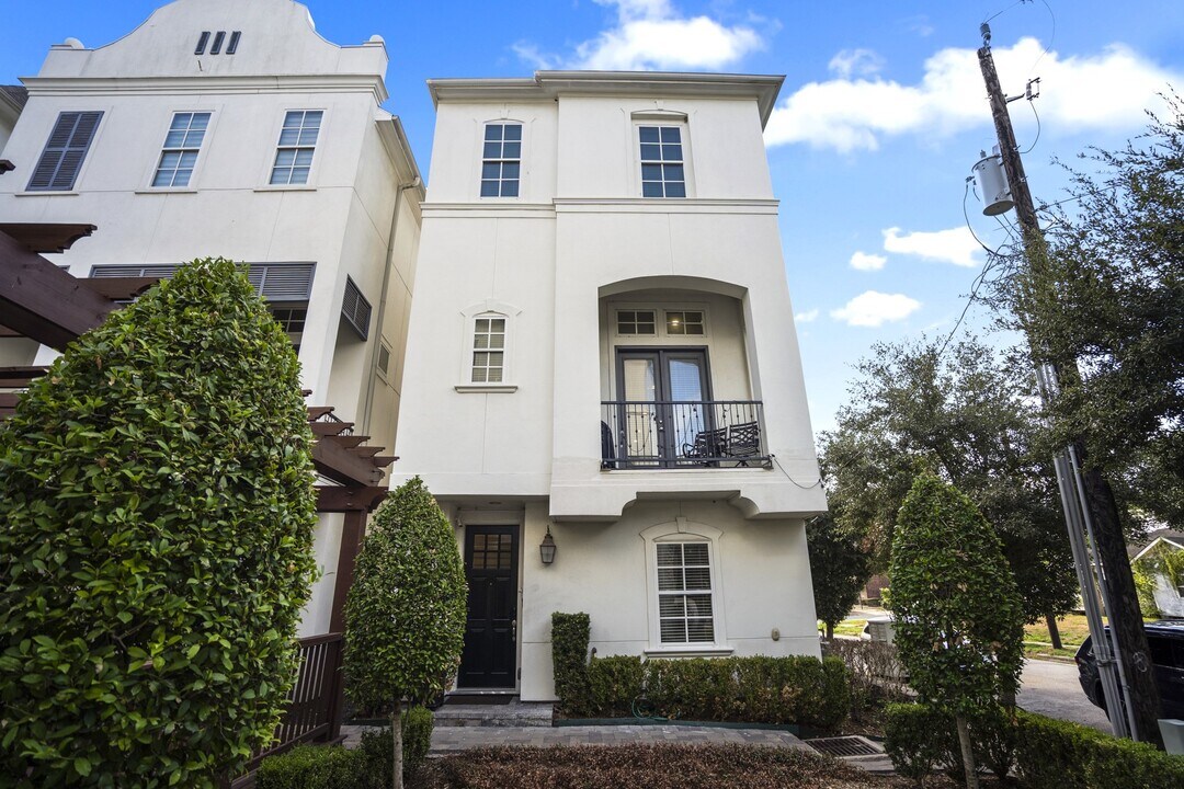 2131 McIlhenny St in Houston, TX - Building Photo