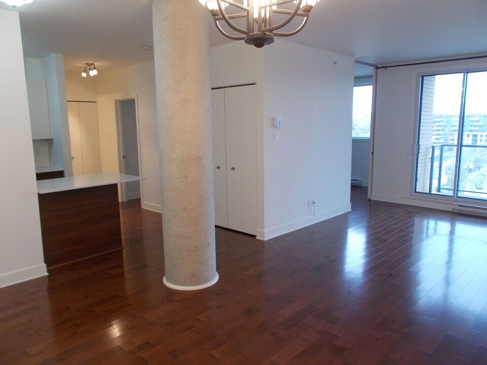5025 Paré in Montréal, QC - Building Photo