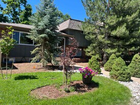 2240 Hillsdale Cir in Boulder, CO - Building Photo