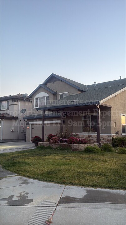 16101 Old Glory Ct in Lathrop, CA - Building Photo