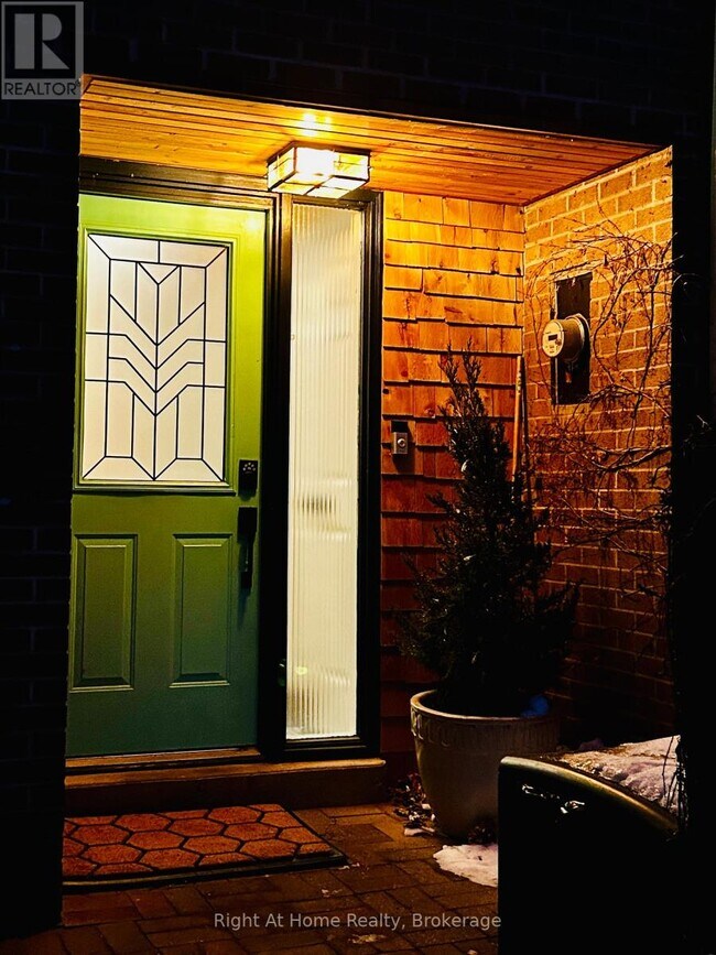 109 Brant St in Oakville, ON - Building Photo - Building Photo