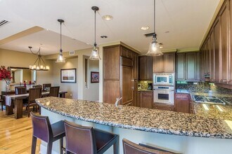 2211 E Camelback Rd, Unit 207 in Phoenix, AZ - Foto de edificio - Building Photo