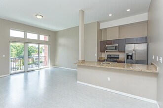 42 West Apartments in Southfield, MI - Building Photo - Interior Photo