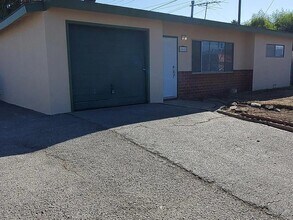 Eshelman Flats in Lomita, CA - Foto de edificio - Building Photo
