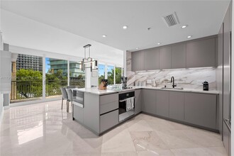 3400 SW 27th Ave, Unit 201 in Miami, FL - Building Photo - Building Photo