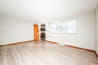 215 Boston Hollow Rd in Elizabeth, PA - Foto de edificio - Building Photo