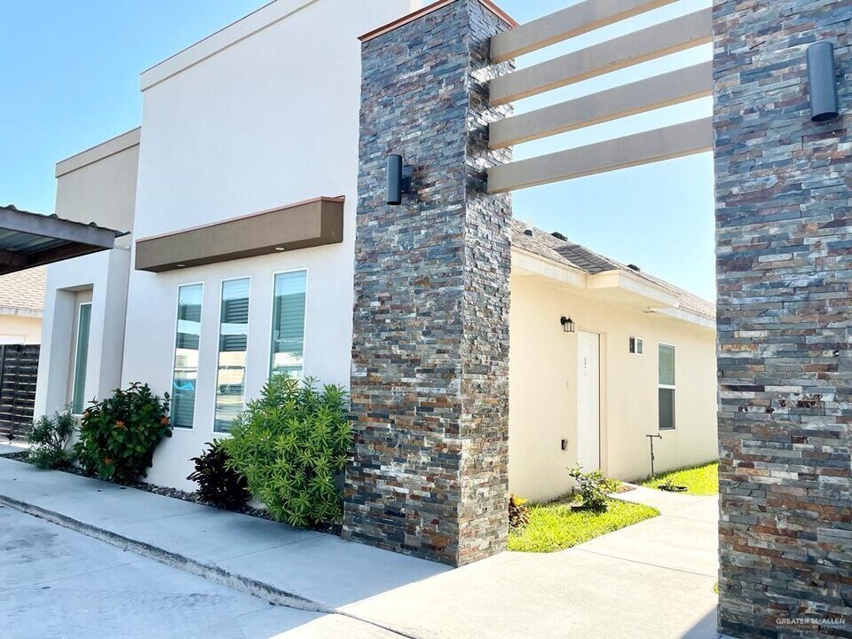 16 Javalina Ave in Edinburg, TX - Building Photo