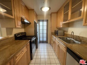 5330 Zelzah Ave in Los Angeles, CA - Building Photo - Building Photo