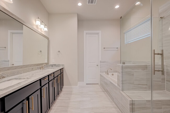 5838 E Post Oak Ln in Houston, TX - Foto de edificio - Building Photo