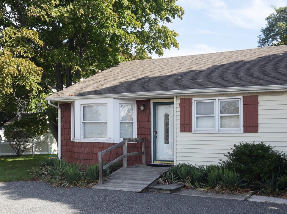 19 Yosemite Cir in Bohemia, NY - Building Photo