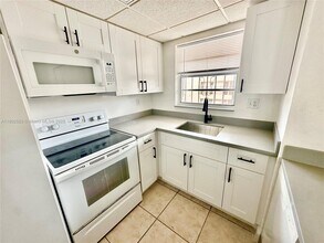 8889 Fontainebleau Blvd in Miami, FL - Building Photo - Building Photo