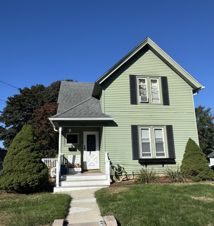 7 George St in Westerly, RI - Building Photo