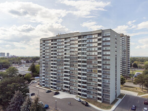 100 Sprucewood Ct in Toronto, ON - Building Photo - Building Photo