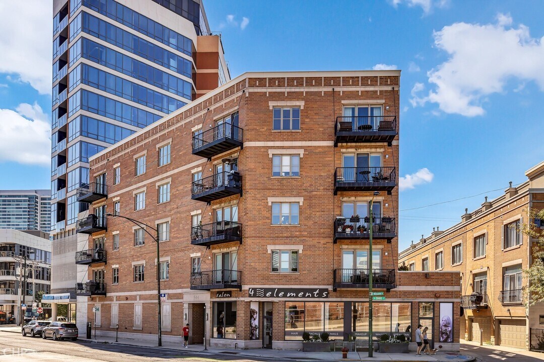 544 N Milwaukee Ave in Chicago, IL - Building Photo