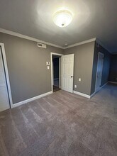 100 Lewis Dr in Greenville, SC - Foto de edificio - Building Photo