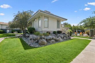 Peaks at Meadow Ridge in Spokane Valley, WA - Foto de edificio - Building Photo