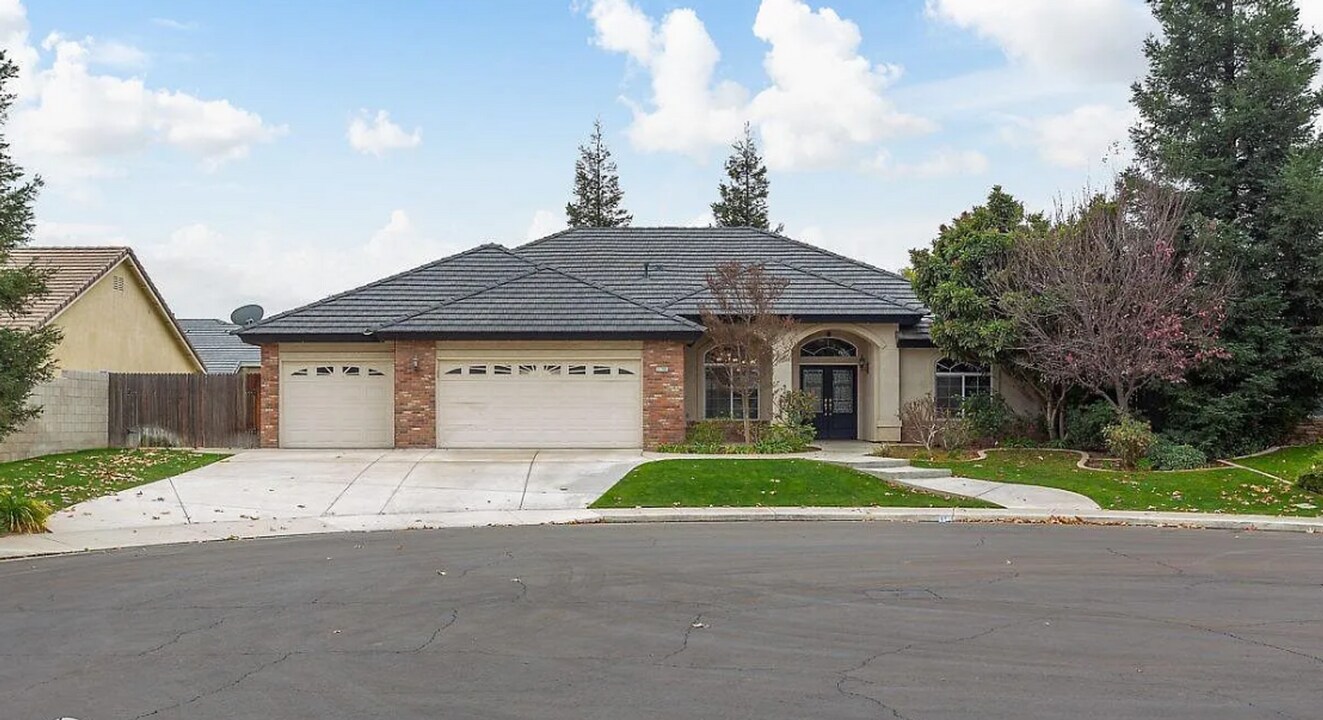 11701 Indianapolis Dr in Bakersfield, CA - Building Photo
