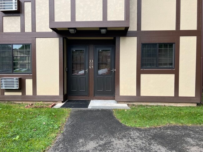 315 Foxwood Ln in Milford, CT - Building Photo - Building Photo