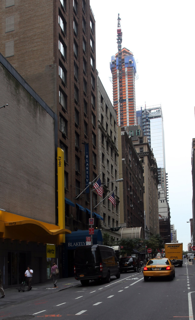 140 W 55th St in New York, NY - Building Photo - Building Photo