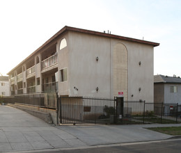 938 White Knoll Rd in Los Angeles, CA - Building Photo - Building Photo