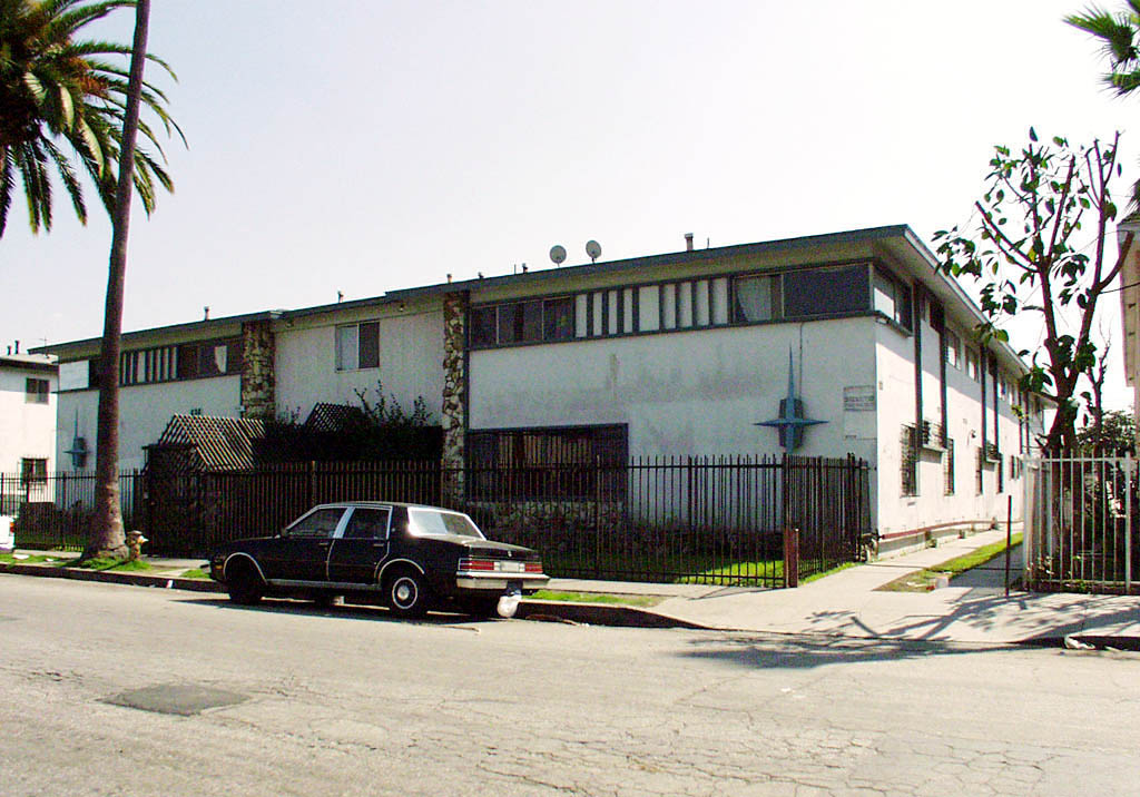 630 W 82nd St in Los Angeles, CA - Building Photo