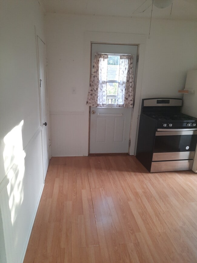 219 S Main St, Unit upstairs in Manteno, IL - Building Photo - Building Photo