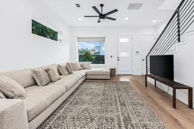6300 Santos St in Austin, TX - Building Photo - Building Photo