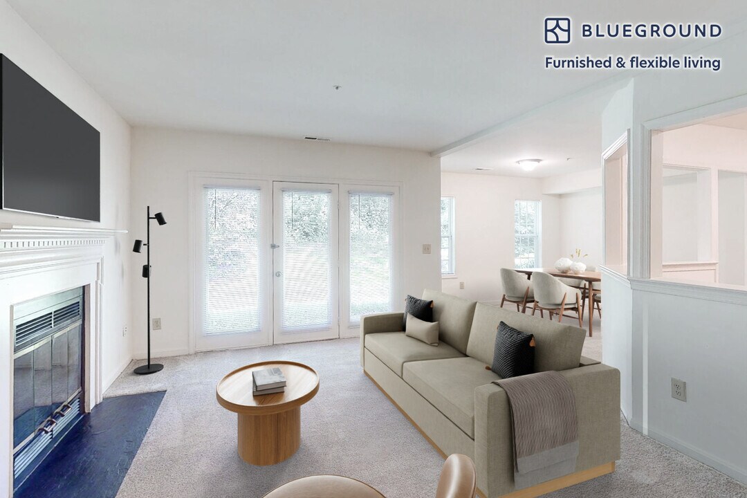 10608 Kitty Pozer Dr in Fairfax, VA - Building Photo