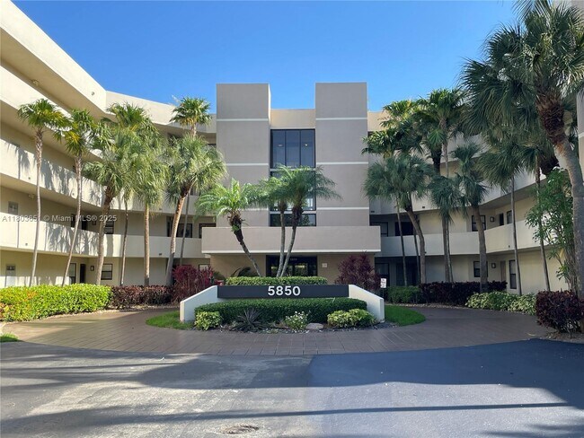 5850 Camino Del Sol in Boca Raton, FL - Building Photo - Building Photo