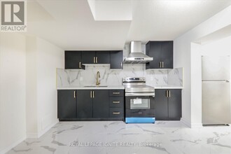 10 Huggins Dr in Whitby, ON - Building Photo - Building Photo