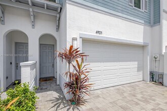 4921 Pointe Midtown Way in Palm Beach Gardens, FL - Building Photo - Building Photo