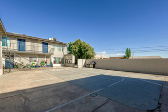 Skyline Apartments on Ferrell in Las Vegas, NV - Building Photo - Building Photo