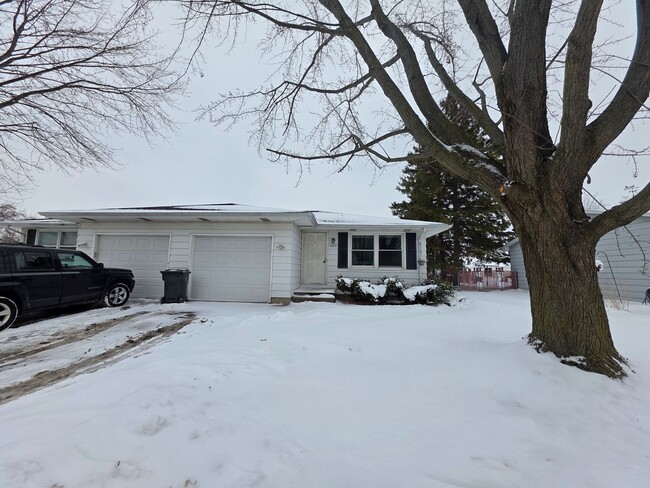 1213-1215-1215 S Erie St in De Pere, WI - Building Photo - Building Photo